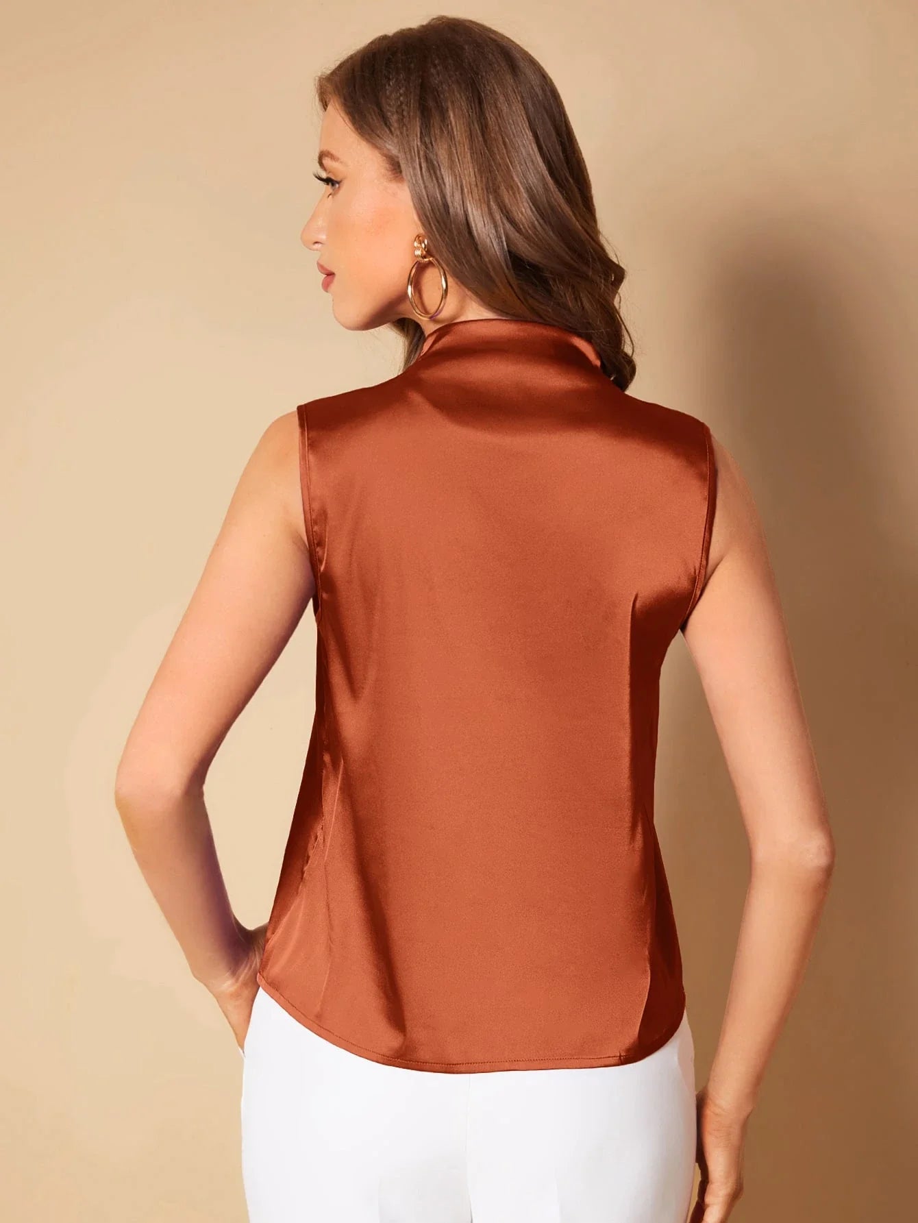 Blusa Feminina em Cetim Sem Manga Decote V – Elegância e Sofisticação