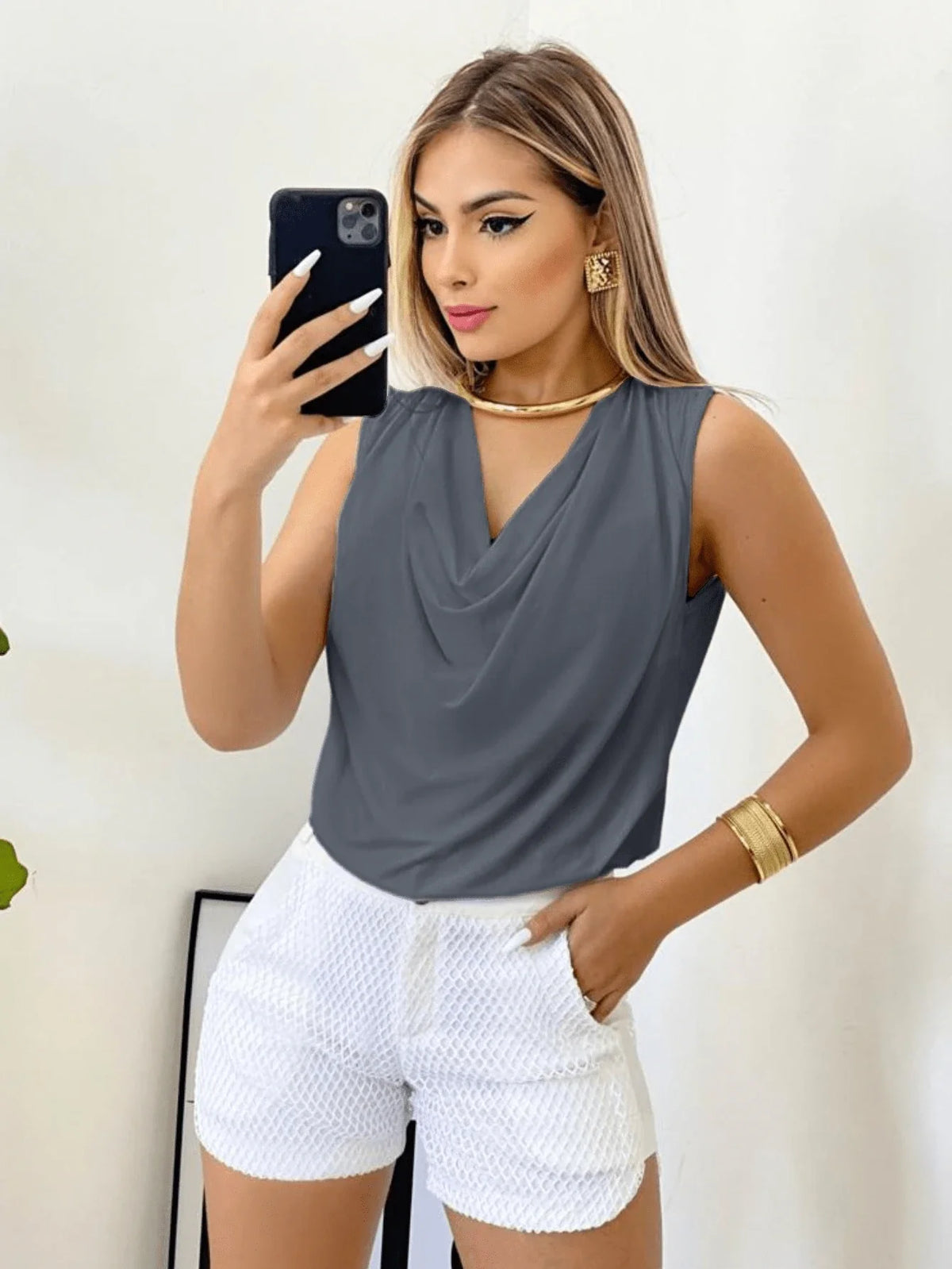 Blusa Feminina em Suplex com Decote Degagê Sem Manga