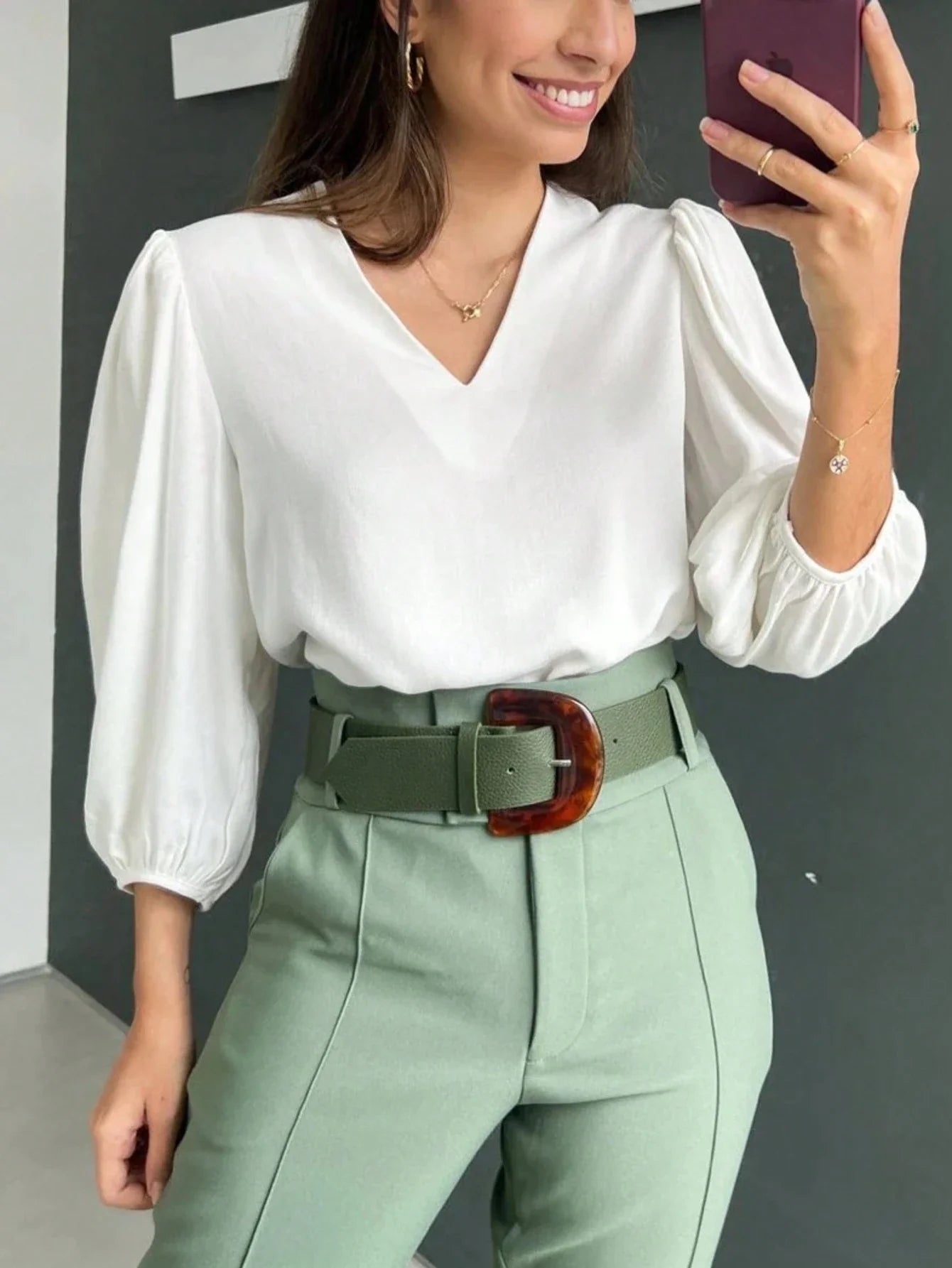 Blusa Feminina Branca em Crepe com Manga Bufante e Decote V – Sofisticação e Conforto