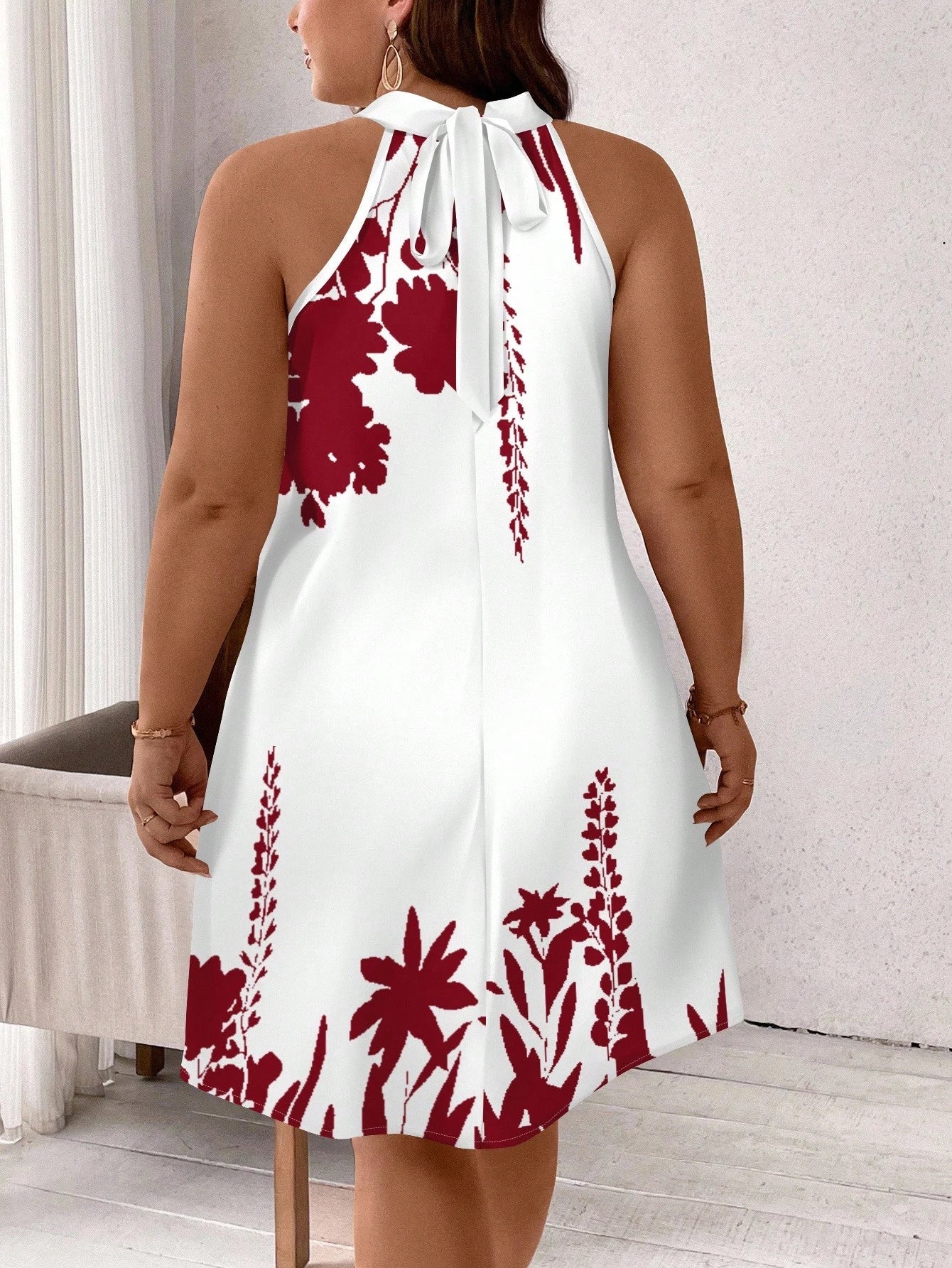 Vestido Curto Branco Plus Size com Estampa Floral Preta e Gola Halter – Do G ao G4