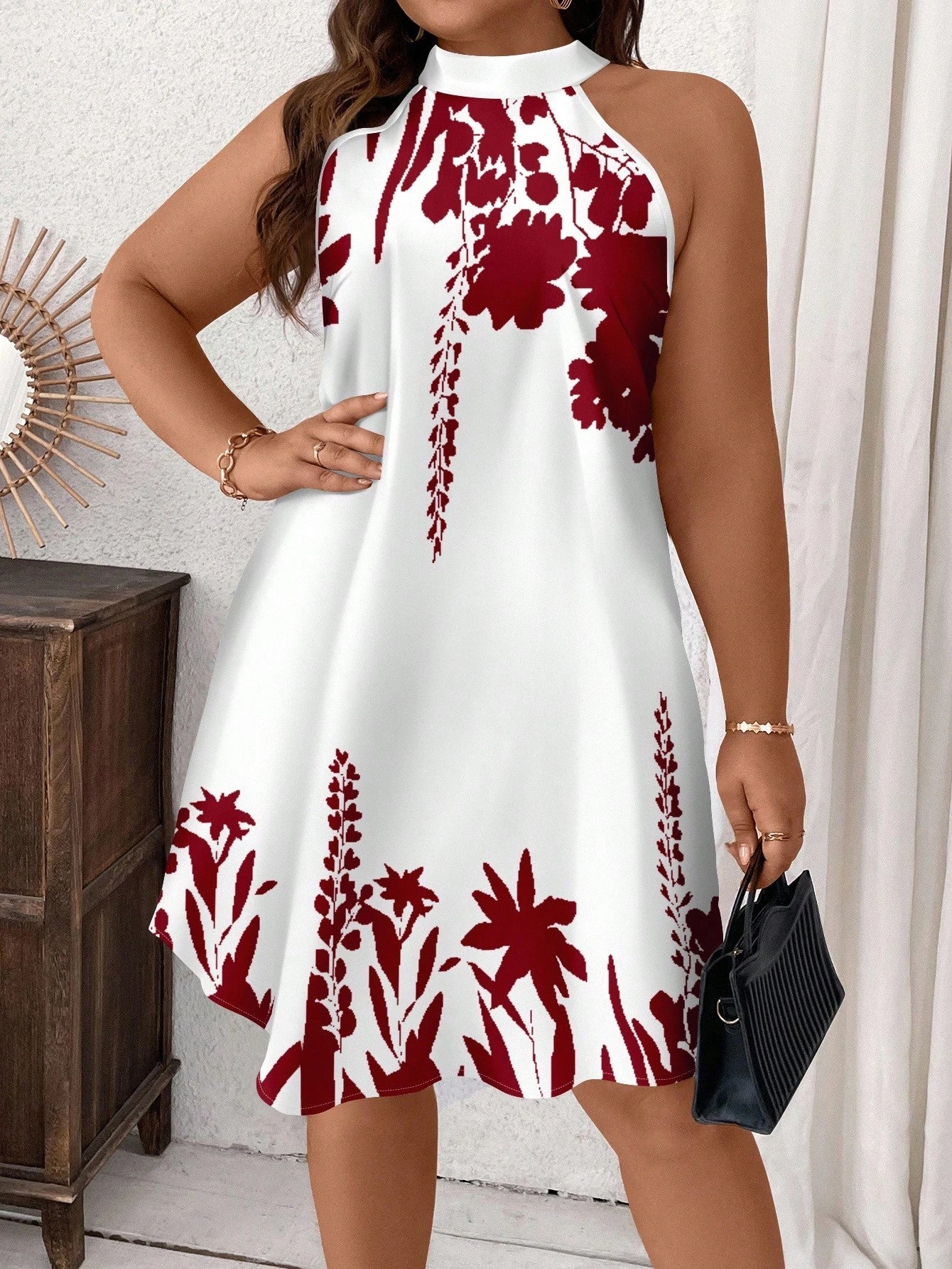 Vestido Curto Branco Plus Size com Estampa Floral Preta e Gola Halter – Do G ao G4
